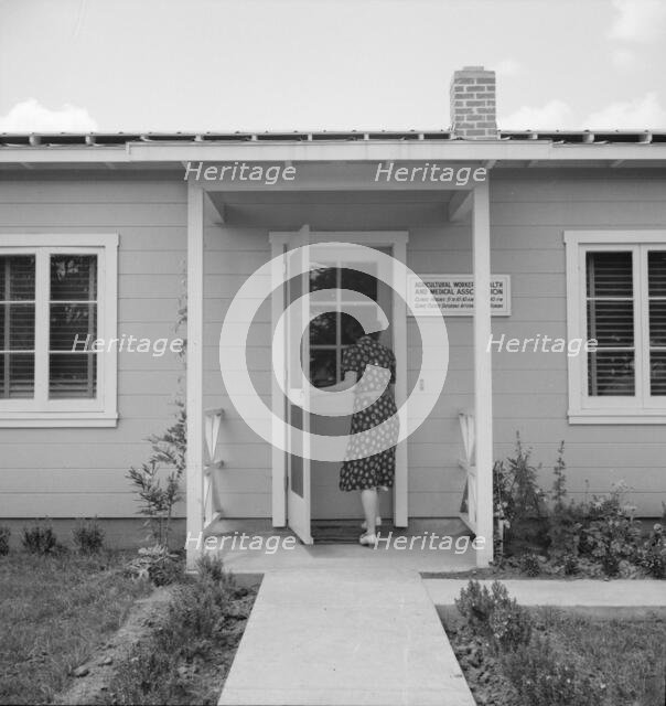 FSA camp for migratory agricultural workers, Farmersville, Tulare County, California, 1939 Creator: Dorothea Lange.