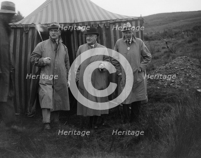 Alderman GF Fosdyke, Sir William Graham and Sir Julian Orde, Caerphilly Hillclimb, Wales, 1922. Artist: Bill Brunell.