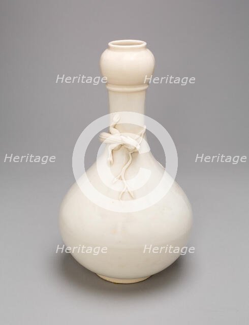 Bottle-Shaped Vase with Lizard, Ming dynasty (1368-1644) or Qing dynasty, c. late 17th/18th century. Creator: Unknown.