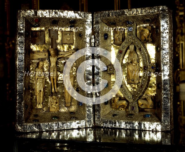 Byzantine diptych in ivory (s. VI) preserved in the Holy Chamber of the Oviedo Cathedral.