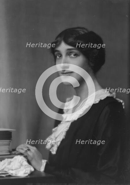 Furst, Arnold, Mrs., portrait photograph, 1914 Oct. 27. Creator: Arnold Genthe.