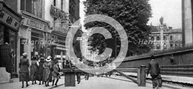 St Paul's churchyard and a tollgate, London, 1926-1927.Artist: Whiffin