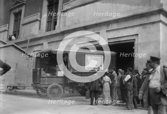 Loading gold truck, 9/8/15, 1915. Creator: Bain News Service.