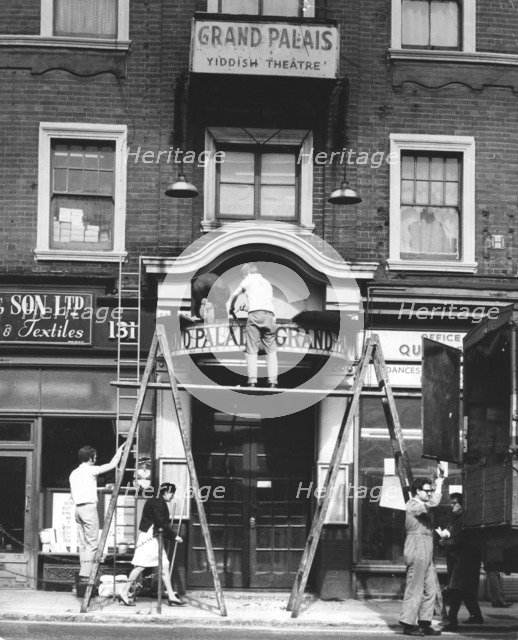 Closure of the Grand Palais Yiddish theatre, London, October 1970. Artist: Unknown