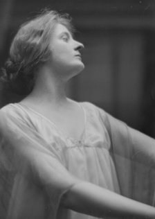 Valentine, Gwendolyn, Miss, portrait photograph, 1916. Creator: Arnold Genthe.