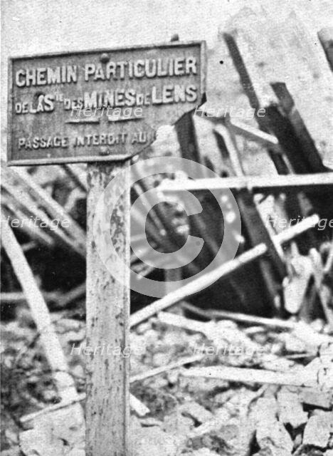 'Ce qui fut Lens; L'ecriteau qui seul indiquait Lens', 1918. Creator: Unknown.
