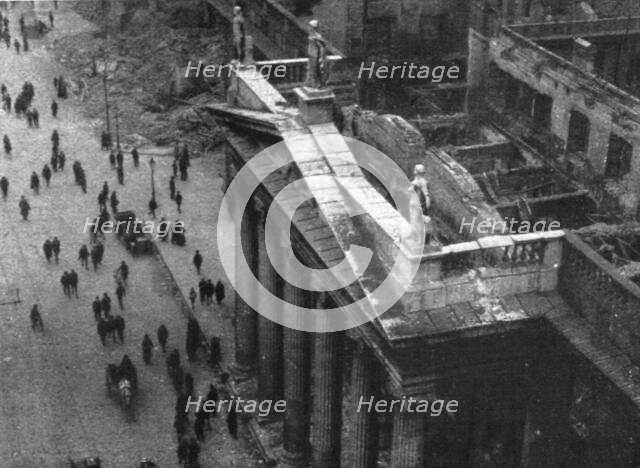 'Dublin Apres L'Emeute; Le porche du Post Office central, dans Sackville Street, vu de la..., 1916. Creator: Unknown.