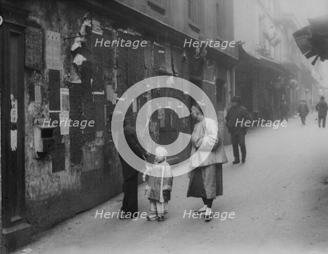 Reading the Tong proclamation, Chinatown, San Francisco, between 1896 and 1906. Creator: Arnold Genthe.