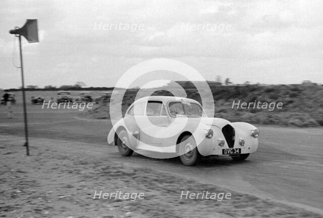 Ray Playford driving a Healey Elliott, at Snetterton Circuit, Norfolk, 1953. Creator: Unknown.