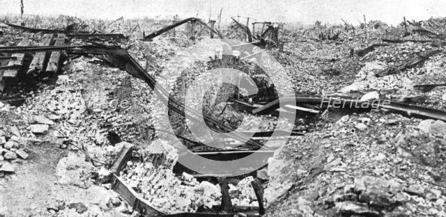 'Ce qui fut Lens; Des rails tordus pres de l'emplacement ou elevait la gare; en entrant..., 1918. Creator: Unknown.