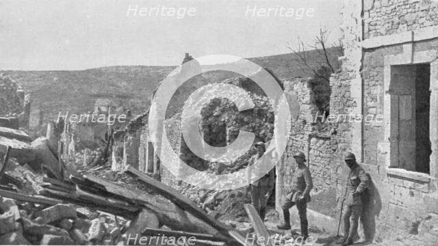 'Le champ de bataille; Les ruines de Craonne, pris le 4 mai 1917: au fond, la crete..., 1917. Creator: Unknown.