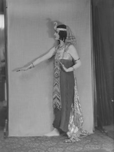 Nesbit, Cathleen, Miss, portrait photograph, not before 1916. Creator: Arnold Genthe.