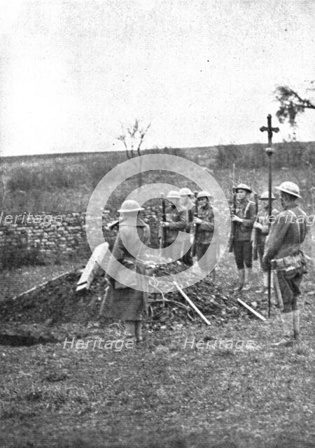 'Les Americains en Ligne; Le dernier salut du clairon', 1917. Creator: Unknown.