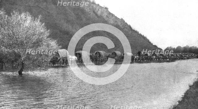 'La tragique retraite Serbe; Convoi serbe se repliant au Nord-Est de Kragouyevats..., 1915 (1924). Creator: Unknown.