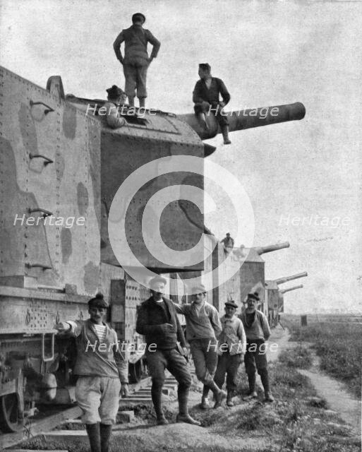 'Les Canonniers Marins; Des cuirasses sur rails: un train blinde arme de canons de 190', 1918. Creator: Unknown.