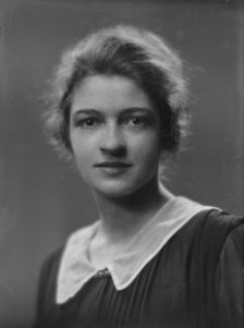 Seymour, Ruth, Miss, portrait photograph, 1917 Apr. 2. Creator: Arnold Genthe.