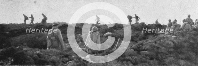 'Les combats de Verdun. Prise d'une mitrailleuse allemande. Au Sud de Fleury, le 2 aout..., 1916. Creator: Unknown.