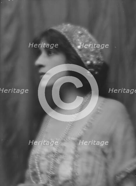 Lyons, Lurline, portrait photograph, 1912 Nov. 16. Creator: Arnold Genthe.