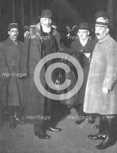 'Le retour a la paix; arrivee a la gare de l'Est de la delegation hongroise presidee..., 1919. Creator: Unknown.