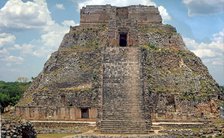Fortune-Teller' Pyramid, built in Uxmal (Yucatán) to the 6th century.