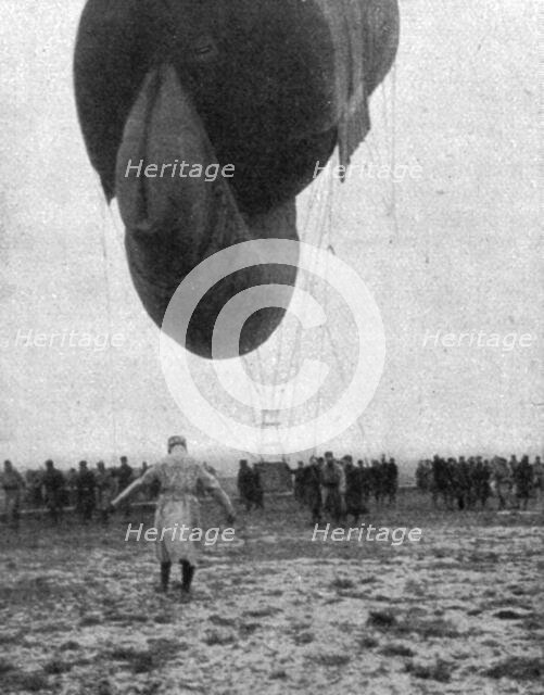 'La "Saucisse"; Saucisse vue par l'arriere',1916. Creator: Unknown.