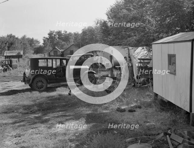 Cheap auto camp for migratory workers.., Toppenish, Yakima Valley, Washington, 1939. Creator: Dorothea Lange.