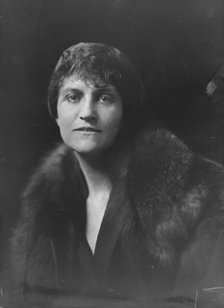 Mrs. McVitty, portrait photograph, 1919 Feb. 14. Creator: Arnold Genthe.