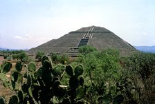 Teotihuacan, 'Pyramid of the Sun', temple located to one side of the central square of the ancien…