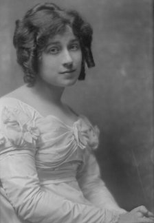 Belwin, Alma, Miss, portrait photograph, 1913. Creator: Arnold Genthe.