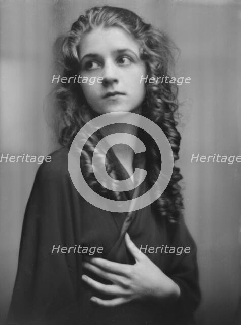Isadora Duncan dancer, portrait photograph, between 1915 and 1923. Creator: Arnold Genthe.