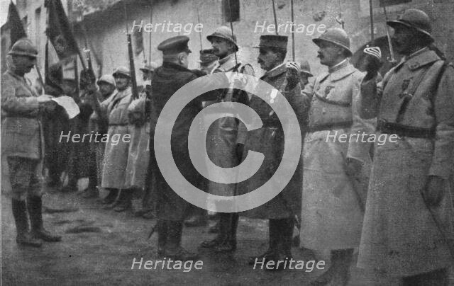 'M. Poincare a Verdun; decoration du commandant Nicolai, chef du bataillon qui est rentre le..., 191 Creator: Unknown.