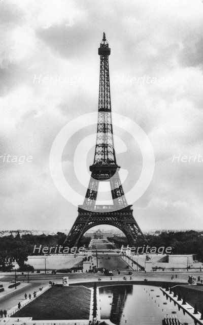 La Tour Eiffel et Bassins de Chaillot, Paris, 20th Century.Artist: Veritable