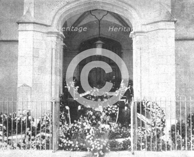 ' "La Guerre a L'Allemande"; A Geneve: exposition, sous le porche du temple de Plainpalais..., 1918. Creator: Unknown.
