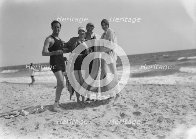 Group of people at Long Beach, New York, between 1896 and 1942. Creator: Arnold Genthe.