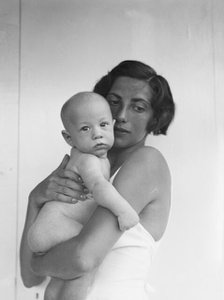 Mrs. William Muschenheim and baby, portrait photograph, between 1911 and 1942. Creator: Arnold Genthe.