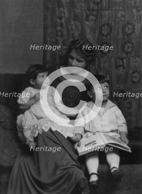 Lewis, Clarence, Mrs., and children, portrait photograph, 1915. Creator: Arnold Genthe.