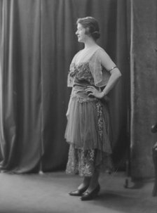 Calhoun, Catherine, Miss, portrait photograph, 1917 May 25. Creator: Arnold Genthe.