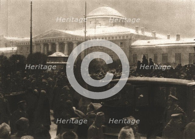 ''La Revolution Russe; La foule devant le Palais de Tauride, le 14 mars 1917. Creator: Unknown.