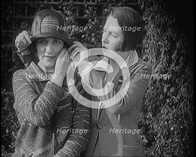 British Artists Norah Blaney and Gwen Farrah Posing for the Camera Smiling at Each Other, 1920. Creator: British Pathe Ltd.