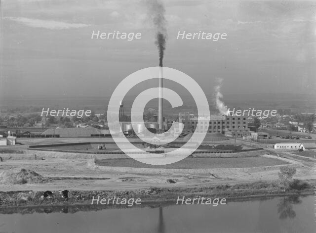 Sugar beet factory (Amalgamated Sugar Company) along..., Nyssa, Malheur County, Oregon, 1939. Creator: Dorothea Lange.