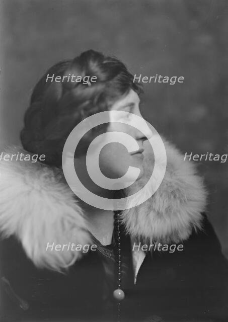Mrs. W.B. Knapp, portrait photograph, 1918 Nov. 6. Creator: Arnold Genthe.