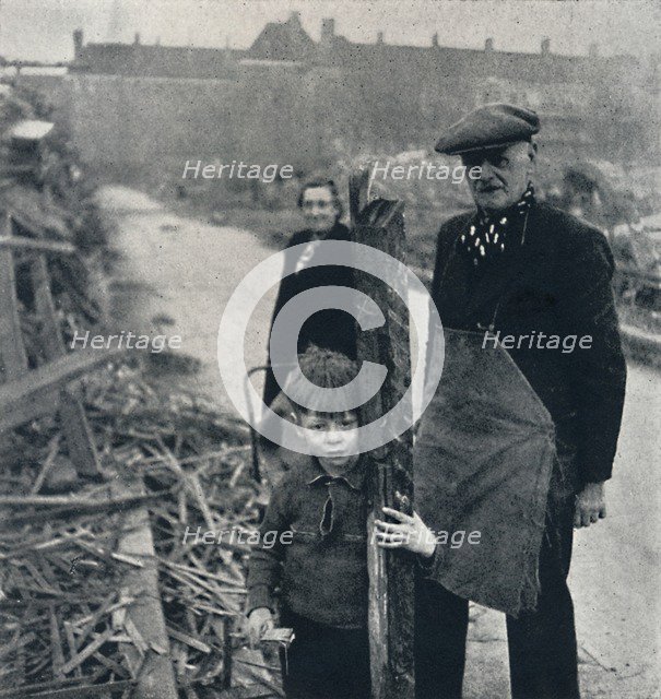 'East End family', 1941. Artist: Cecil Beaton.