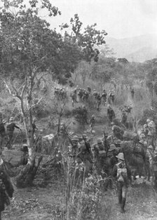 'En Afrique, Dans le Sud-Ouest Africain; Troupes Britanniques dans la brousse..., 1914 (1924). Creator: Unknown.