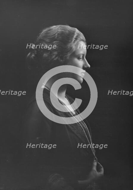 Miss Davies, portrait photograph, 1918 Dec. or 1919 Jan. Creator: Arnold Genthe.