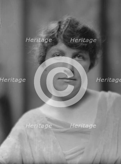 Garlick, Richard, Mrs., portrait photograph, 1914 May 26. Creator: Arnold Genthe.