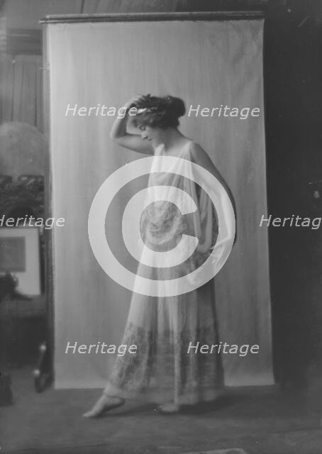 Vaughan, Edith, Miss, portrait photograph, 1916 Apr. Creator: Arnold Genthe.