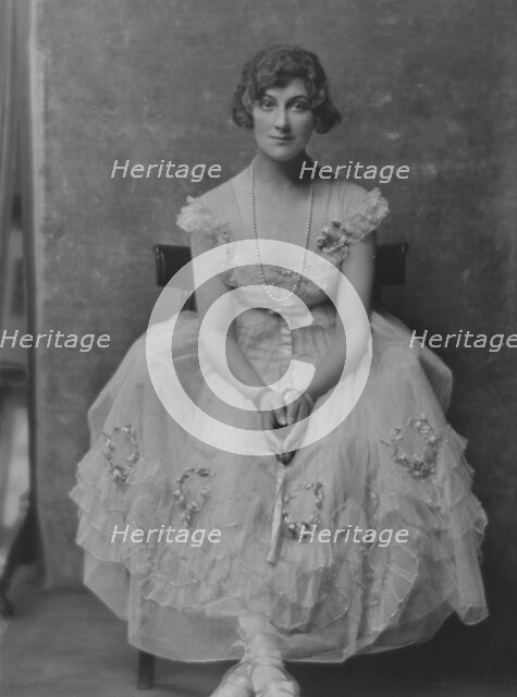 Melville, Mrs., portrait photograph, 1916. Creator: Arnold Genthe.