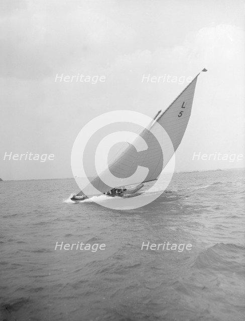 The 6 Metre 'Jonquil' heeling on upwind leg, 1912. Creator: Kirk & Sons of Cowes.
