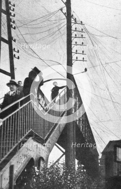'A la gare de Diest, il n'a pas laisse intact un fil telegraphique', 1914. Creator: Unknown.