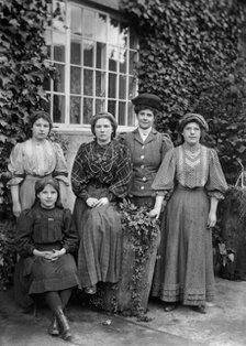 Young women, Byfield, Northamptonshire, 1904. Artist: Alfred Newton & Sons